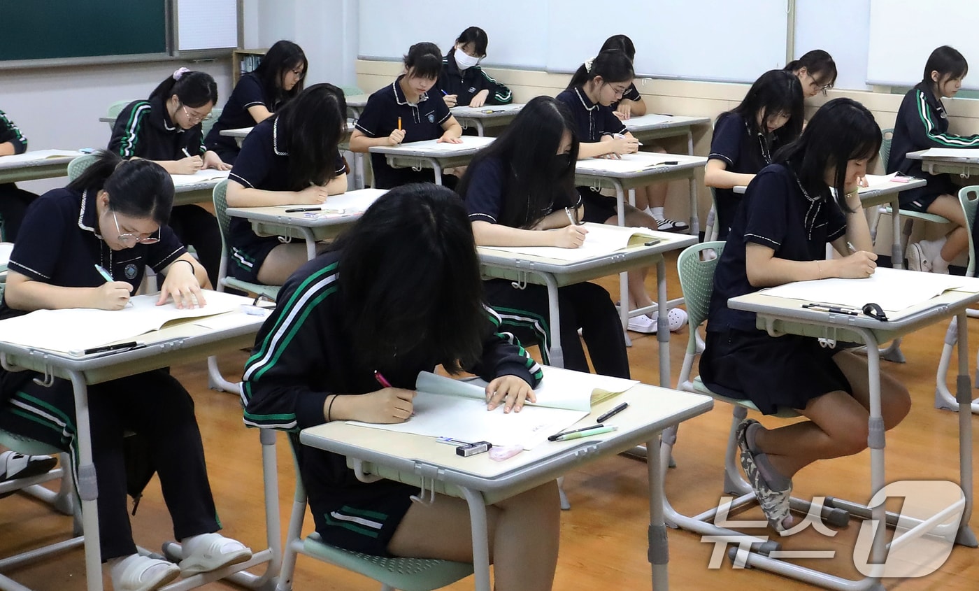 2026학년도 대학수학능력시험 9월 모의평가가 치러진 3일 부산 금정구 부산사대부고 3학년 교실에서 수험생들이 시험 문제를 풀고 있다. ⓒ News1 윤일지 기자