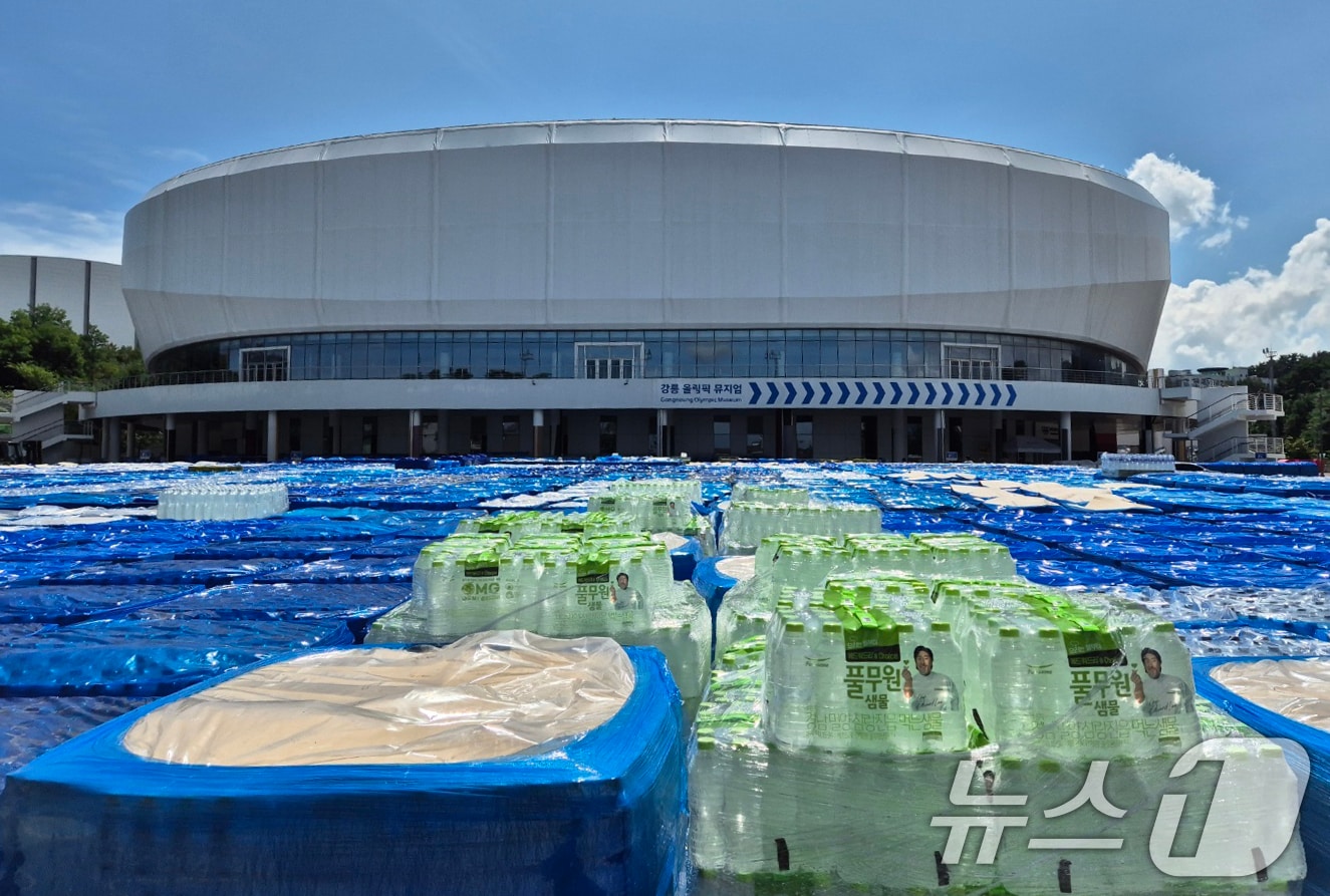 극심한 가뭄으로 재난사태가 선포된 강원 강릉을 돕기위해 전국 각지에서 보내온 생수가 강릉아레나 주차장에 가득 쌓여있다. &#40;뉴스1 DB&#41; ⓒ News1 윤왕근 기자