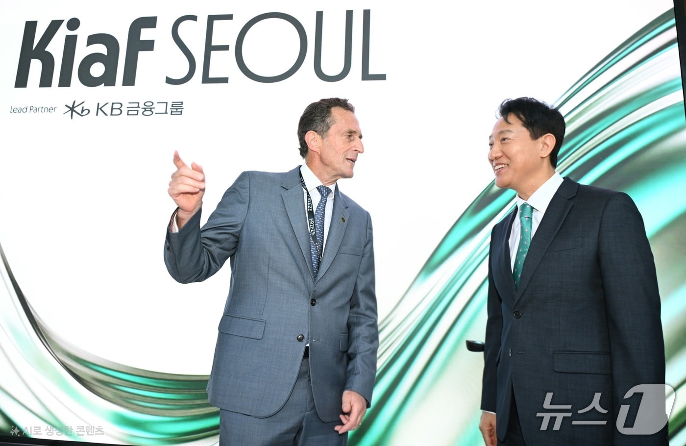 오세훈 서울시장이 3일&#40;수&#41; 코엑스에서 열리고 있는 &#39;키아프 프리즈 서울&#39;에서 사이먼 폭스 프리즈 CEO와 작품을 관람하며 이야기를 나누고 있다.