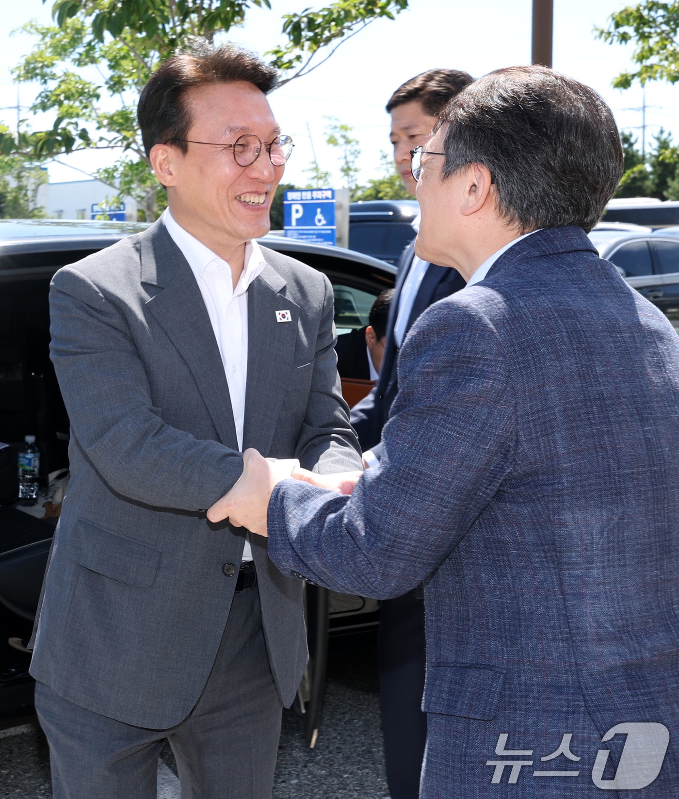2025년 9월 3일 김민석 국무총리가 전북 군산시 새만금개발청을 방문해 김의겸 새만금개발청장과 인사를 나누고 있다. 2025.9.3 ⓒ 뉴스1 유경석 기자