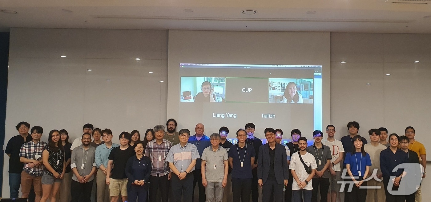 '다마 미스터리'를 해결한 코사인-100 국제 공동 연구진(IBS 제공) /뉴스1