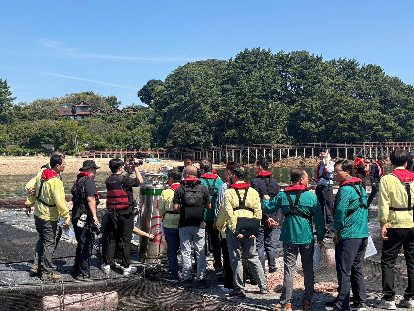 보령 해상 가두리 양식장 합동점검 모습.(충남도 제공. 재판매 및 DB금지)/뉴스1