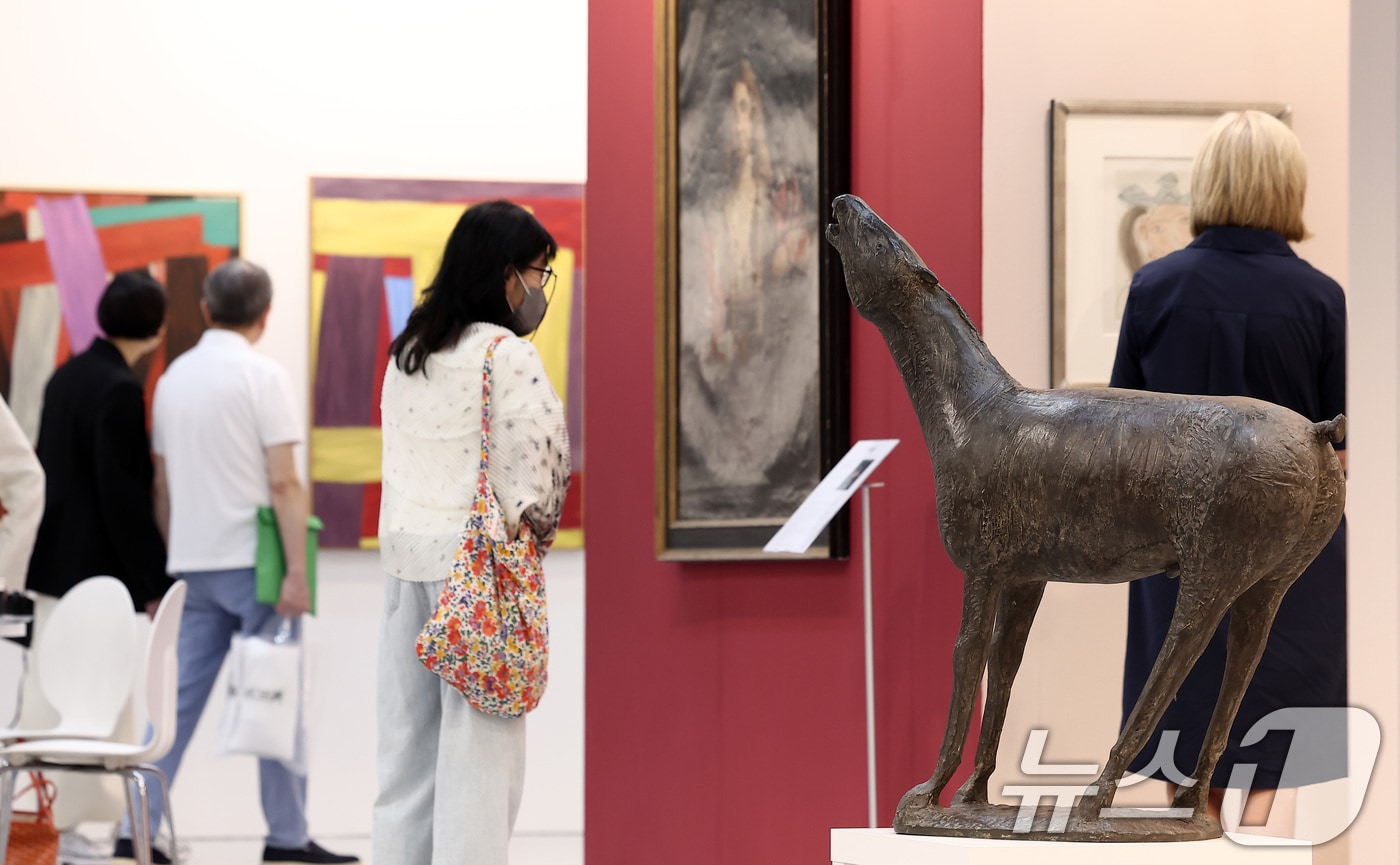 "2025 미술시장, '거품' 빠지고 '진짜'만 남아"...올해 키워드 '조용한 회... - 뉴스 썸네일 이미지