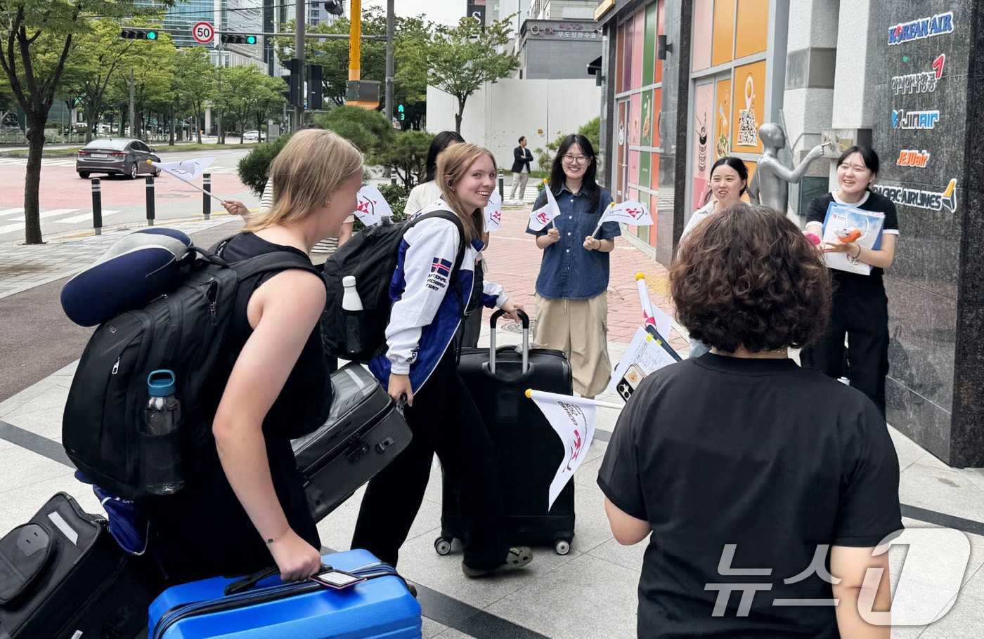 광주 세계양궁선수권대회 서포터즈가 3일 아이슬란드 선수단 환영 행사를 열고 있다.&#40;광주시 제공. 재판매 및 DB 금지&#41; ⓒ News1 박준배 기자