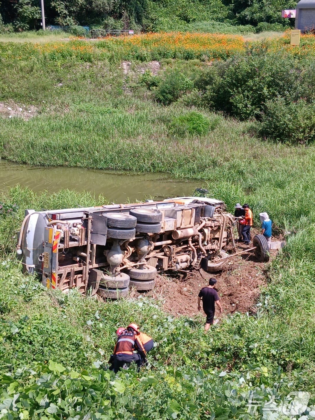 3일 오전 11시 34분쯤 충북 청주시 청원구 오창읍의 한 도로에서 15톤 살수차가 8m 아래 하천변으로 추락해 2명이 다쳤다.(청주동부소방서 제공. 재판매 및 DB금지)/뉴스1