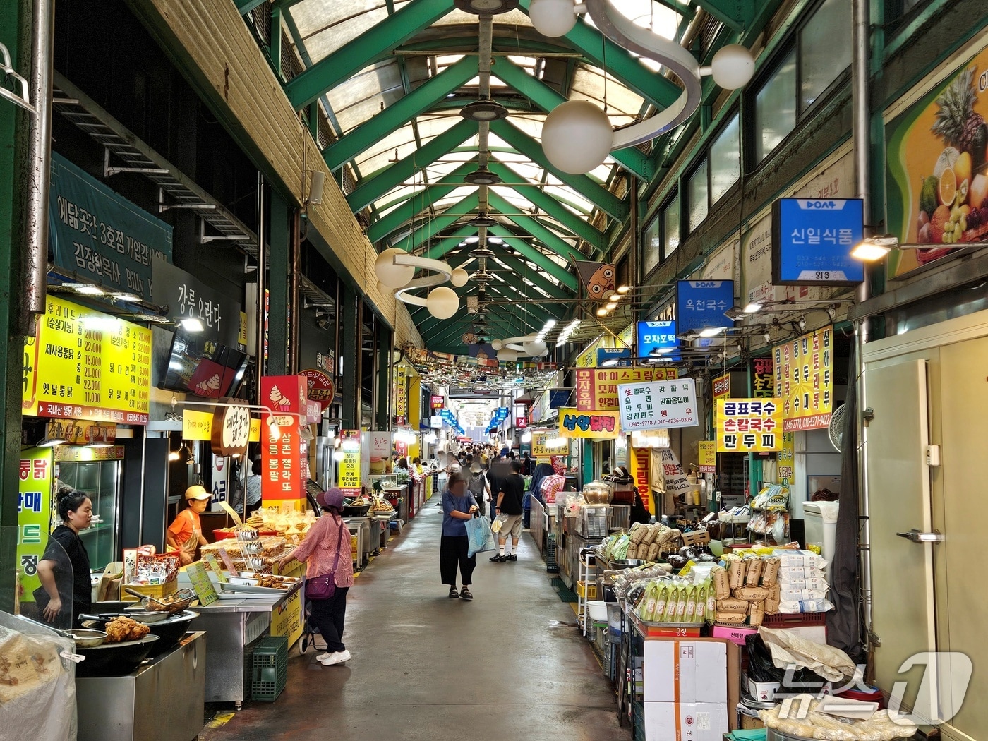 3일 오전 강원 강릉 성남동 중앙시장에서 관광객들이 먹거리 등을 사기 위해 발걸음을 옮기고 있다.2025.9.3 한귀섭 기자 