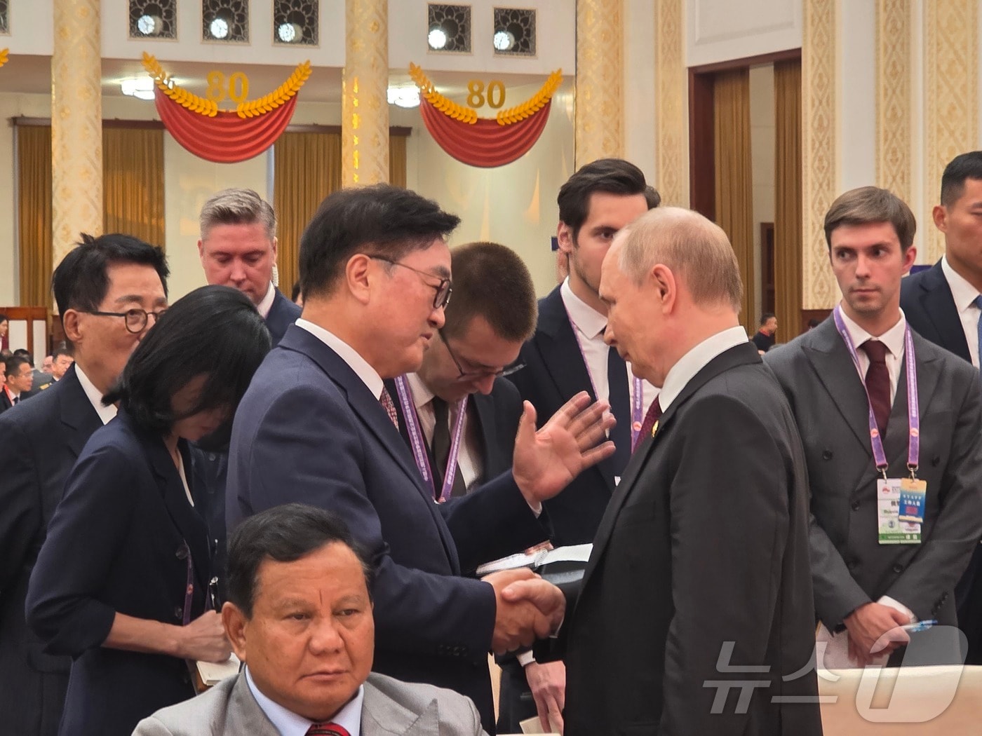 우원식 국회의장이 3일 중국 베이징에서 열린 전승절 80주년 기념식 리셉션에서 블라디미르 푸틴 러시아 대통령과 대화하고 있다. (국회의장실 제공) 2025.9.3/뉴스1 ⓒ News1 김일창 기자