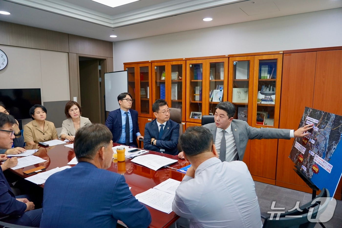 더불어민주당 울산시당은 3일 국회 김태선 의원실에서 국토교통부, 한국도로공사와 함께 범서하이패스IC 요금 재조정 간담회를 가졌다.(민주당 울산시당 제공. 재판매 및 DB금지)/뉴스1