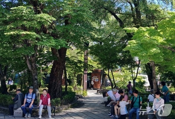 강원 태백시 황지연못 주변에서 시민들이 벤치에 앉아 휴식을 취하고 있다. &#40;자료사진&#41;/뉴스1 DB