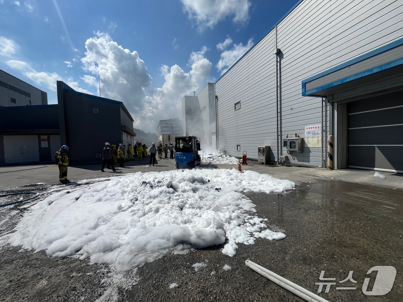 3일 오후 1시 52분께 울산 울주군 온산읍 LG화학 온산공장 창고에 보관하던 유독성 물질에서 다량의 연기가 발생해 직원들이 대피했다.(울산소방 제공. 재판매 및 DB금지)/뉴스1