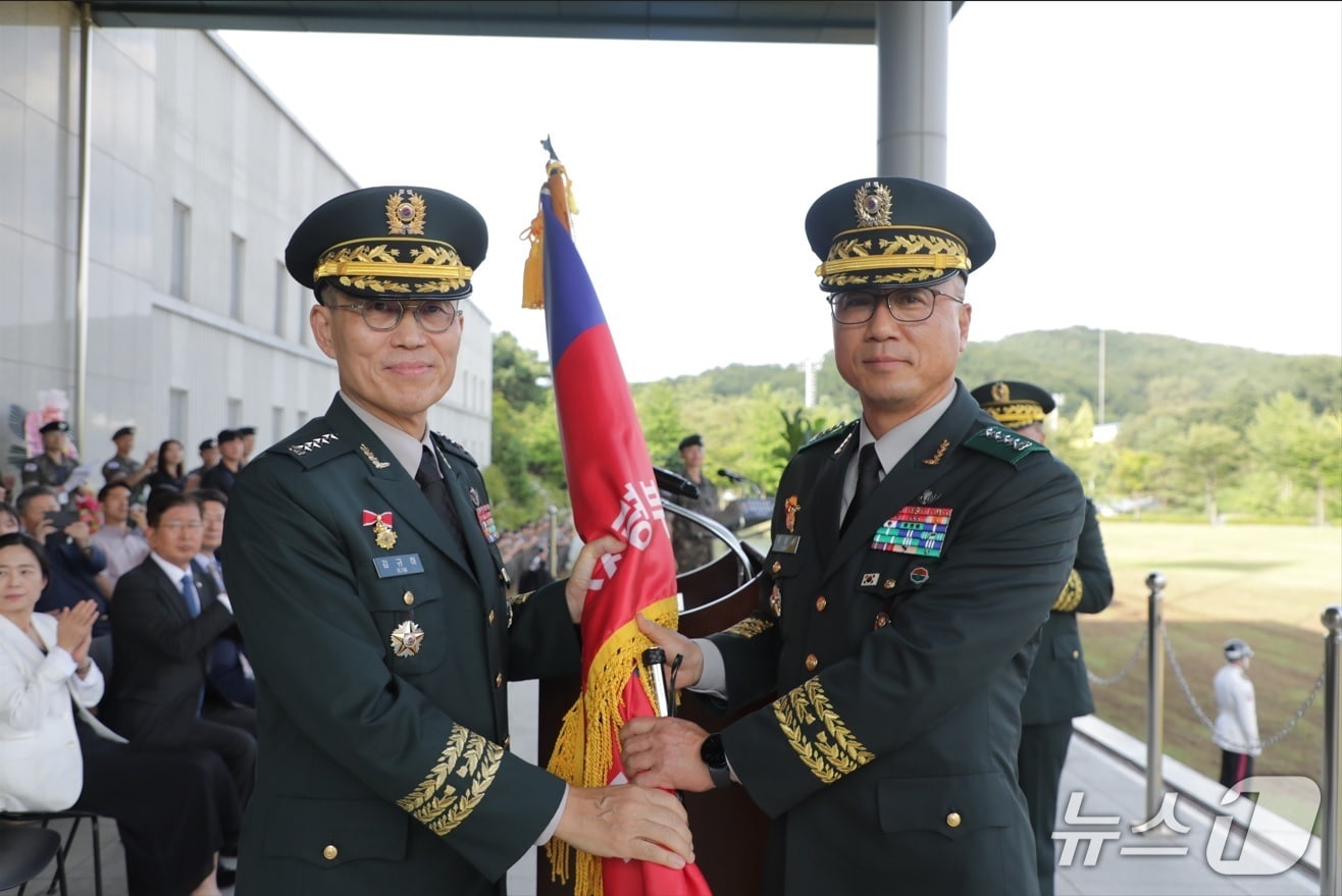 3일 지상작전사령부에서 열린 지상작전사령관 겸 지상군구성군사령관 취임식에서 주성운 신임 사령관&#40;오른쪽&#41;이 김규하 육군참모총장으로부터 부대기를 이양받고 있다.&#40;지작사 제공&#41;