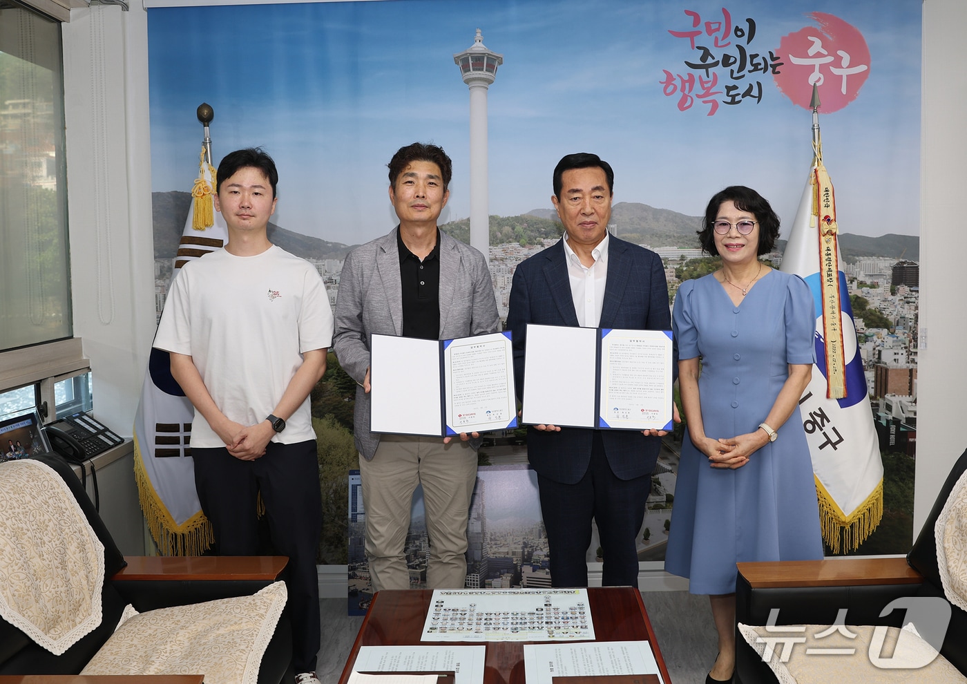 부산 중구와 롯데GRS 컨세션 영남지점 관계자들이 업무 협약식에서 기념사진을 촬영하고 있다. (중구 제공. 재판매 및 DB 금지)