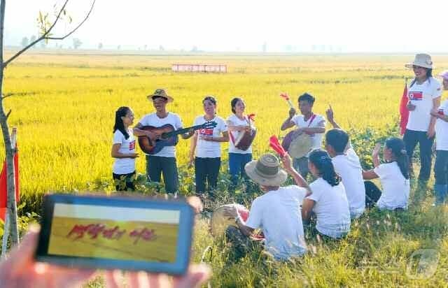 &#40;평양 노동신문=뉴스1&#41; = 북한 노동당 기관지 노동신문은 30일 &#34;새 시대 농촌혁명강령이 꽃피운 만풍년의 기쁨&#34;이라며 평안남북도를 조명했다. [국내에서만 사용가능. 재배포 금지. DB 금지. For Use Only in the Republic of Korea. Redistribution Prohibited] rodongphoto@news1.kr