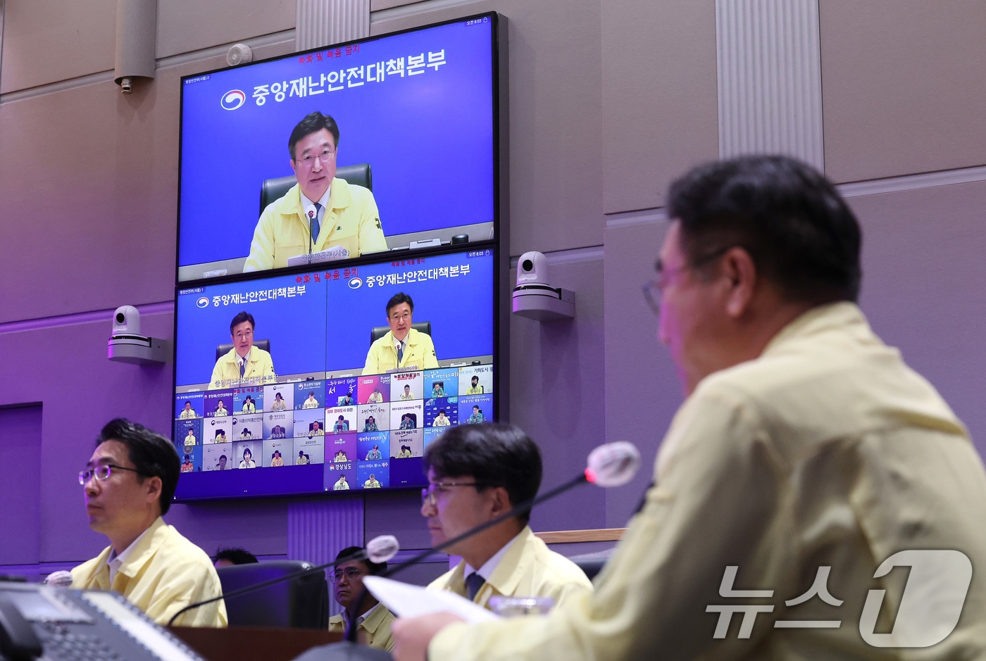 윤호중 행정안전부 장관이 30일 오전 서울 종로구 정부서울청사에서 서울상황센터에서 열린 국가정보자원관리원(국정자원) 행정정보시스템 화재 관련 중앙재난안전대책본부 회의에서 발언을 하고 있다. 2025.9.30/뉴스1 ⓒ News1 임세영 기자