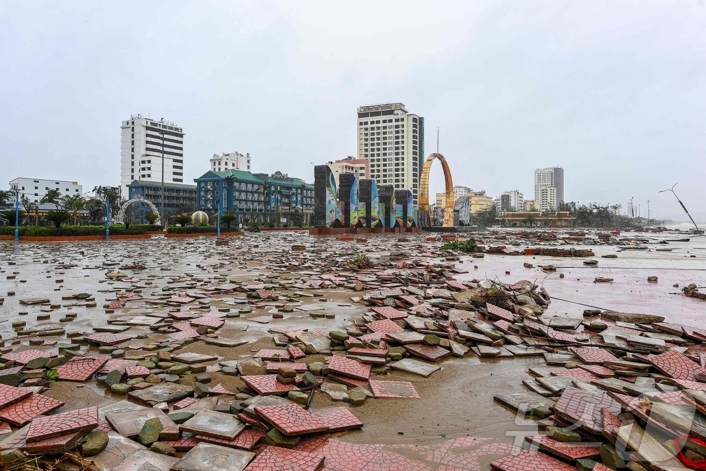 29일 태풍 부알로이가 베트남 응에안성에 상륙한 뒤 피해를 입은 꾸아로 해변의 모습.ⓒ AFP=뉴스1