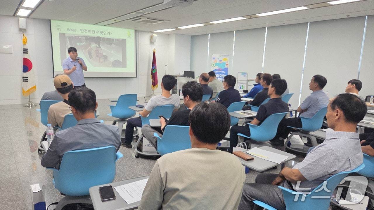 29일 가상현실(VR) 활용해 근로자 안전교육 장면.(부산시교육청 제공. 재판매 및 DB금지)