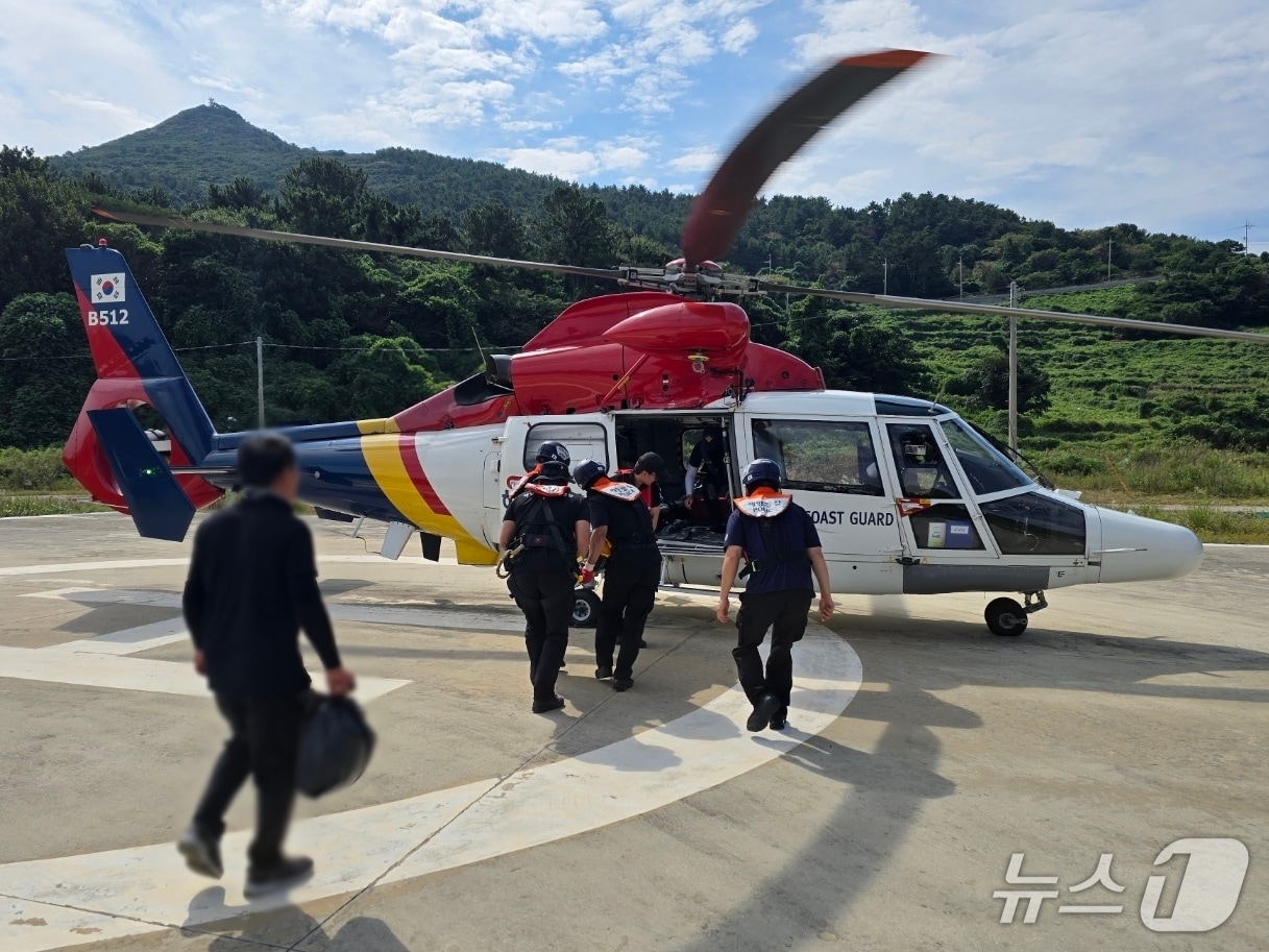 여수해경이 29일 헬기를 이용해 응급 환자를 이송하고 있다.(여수해경 제공. 재판매 및 DB 금지) 2025.9.30