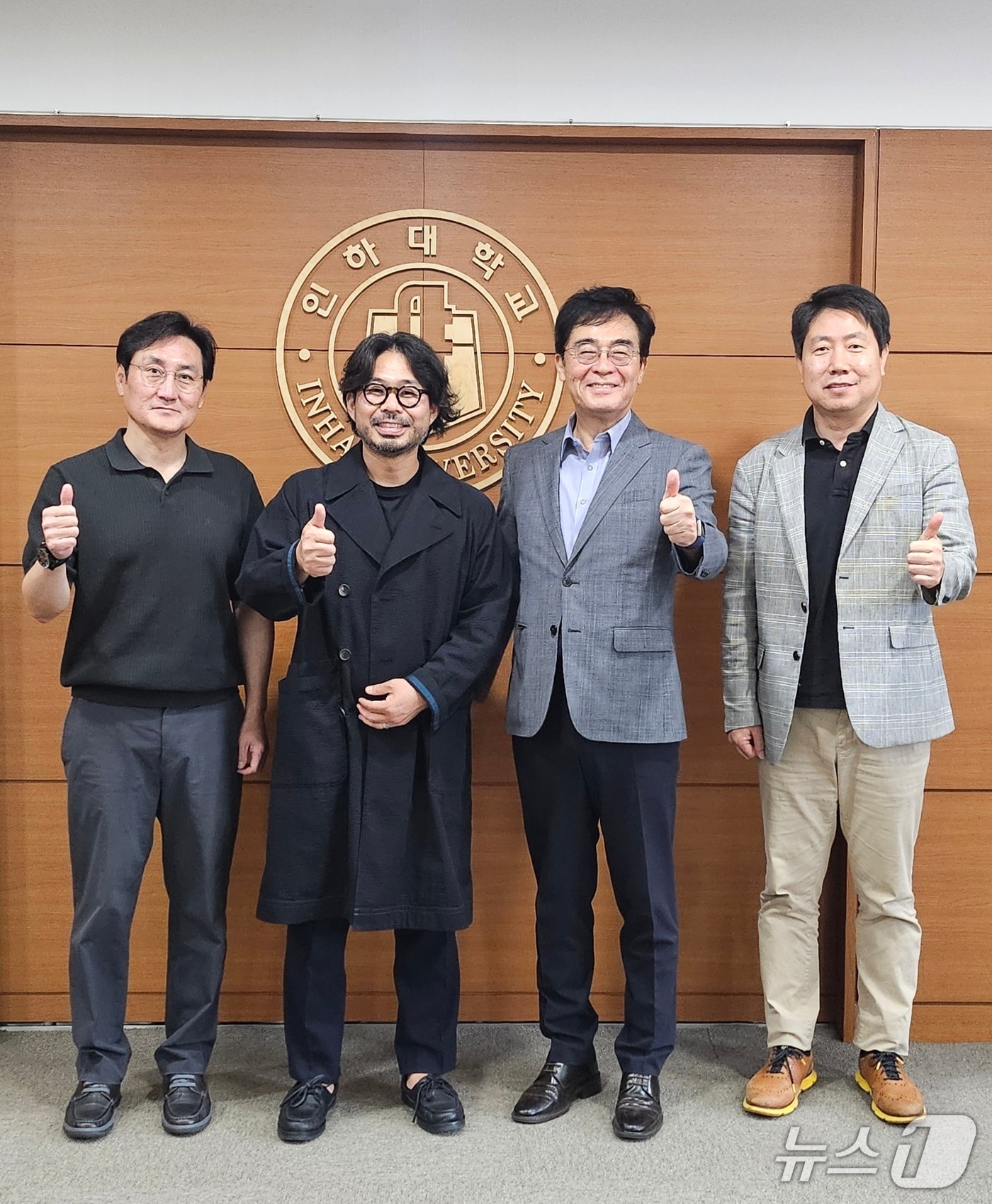 인하대 조명우 총장 등이 암 정복 프로젝트 ‘캔서문샷(Cancer Moonshot)’에서 위암 연구를 주도하는 황태현(컴퓨터공학과·97) 동문으로부터 AI+X센터 구축 구체화를 위한 조언을 얻은 뒤 기념사진을 촬영하고 있다. (사진 왼쪽부터) 인하대 백성현 교학부총장, 황태현 동문, 조명우 총장, 김동욱 산학협력단장.(인하대 제공. 재배포 및 DB금지)2025.9.30/뉴스1