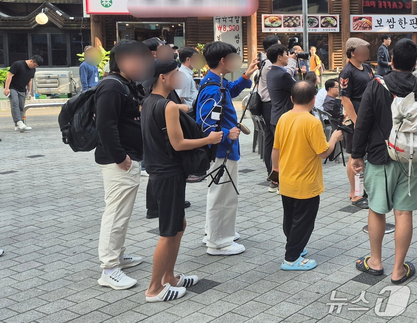 BJ·유튜버 무대로 전락한 부천역 광장…시민 불안 고조 - 뉴스1