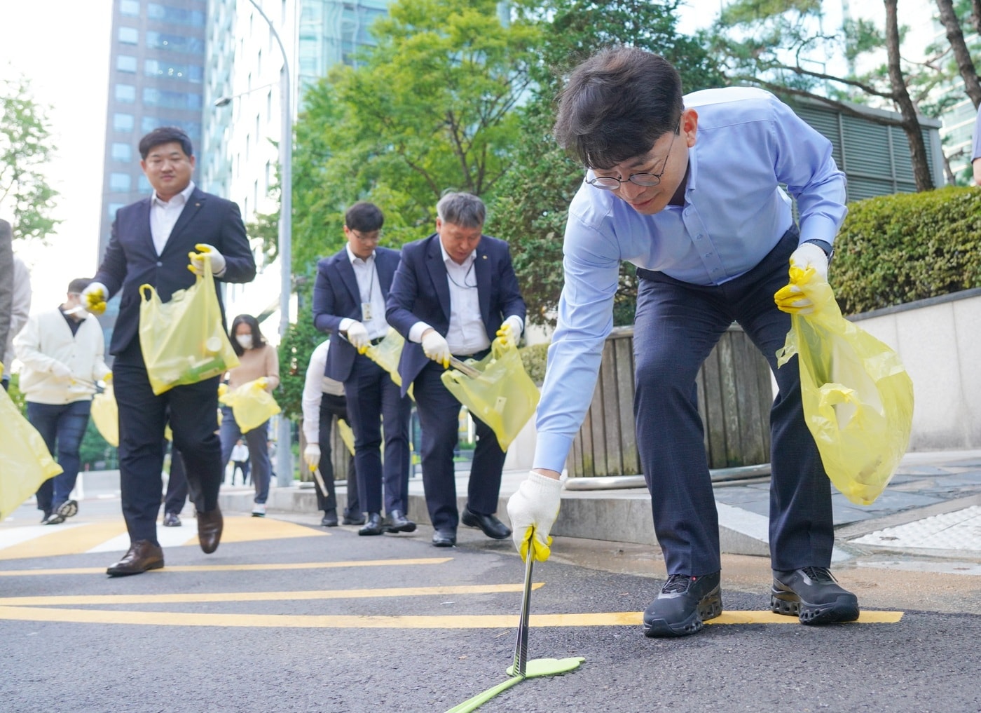지난 29일 여의도 한강공원 일대에서 진행된 '임직원 플로깅 데이'에 참여한 KB금융지주 임직원들이 기념 촬영을 하고 있다.