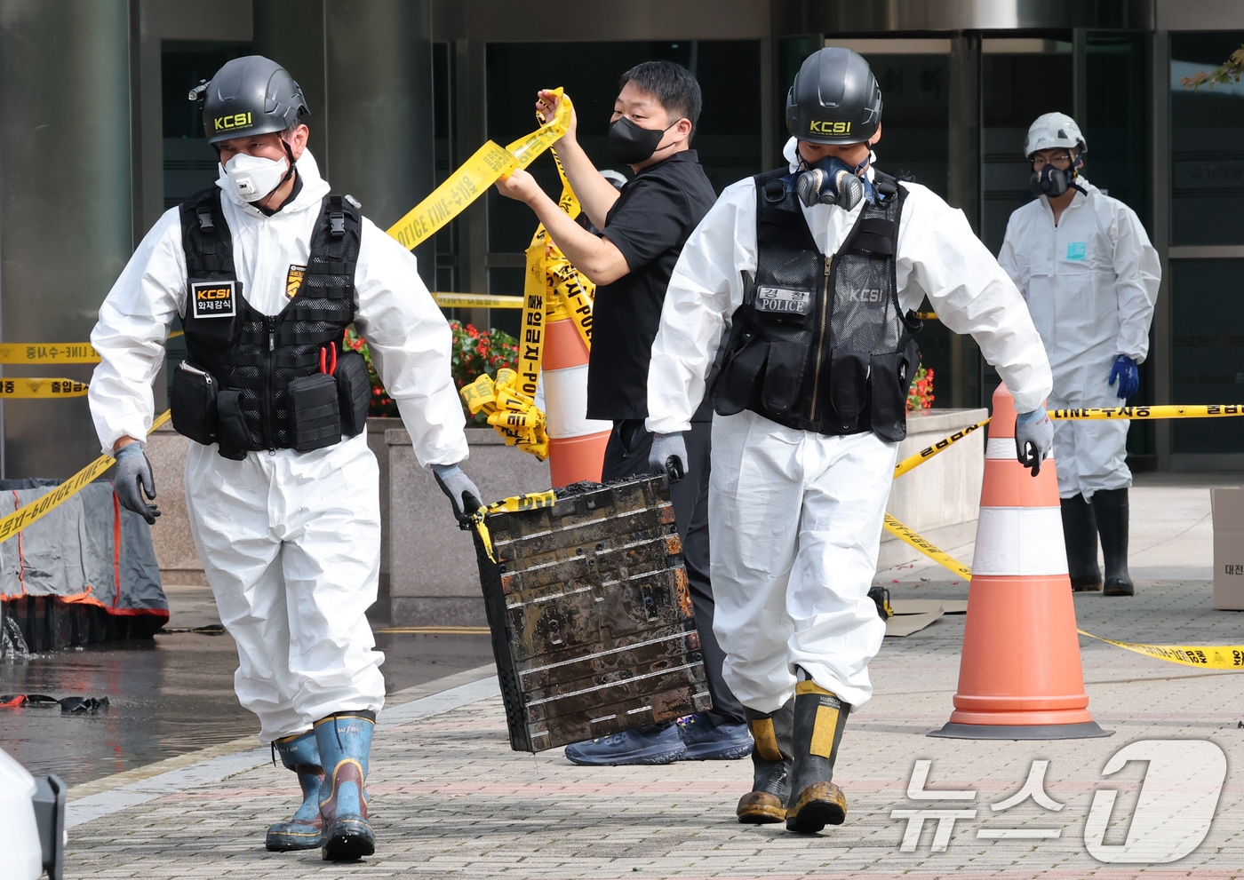 대전 국가정보자원관리원  화재 현장에서 반출한 리튬이온 배터리를 운반하는 합동감식. 2025.9.30/뉴스1 ⓒ News1 김기태 기자