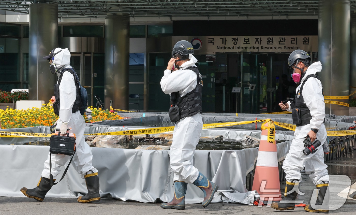대전 국가정보자원관리원 화재 4일차 합동감식이 시작된 가운데, 합동감식반이 화재 현장에서 분주한 모습을 보이고 있다. 2025.9.30/뉴스1 ⓒ News1 김기태 기자