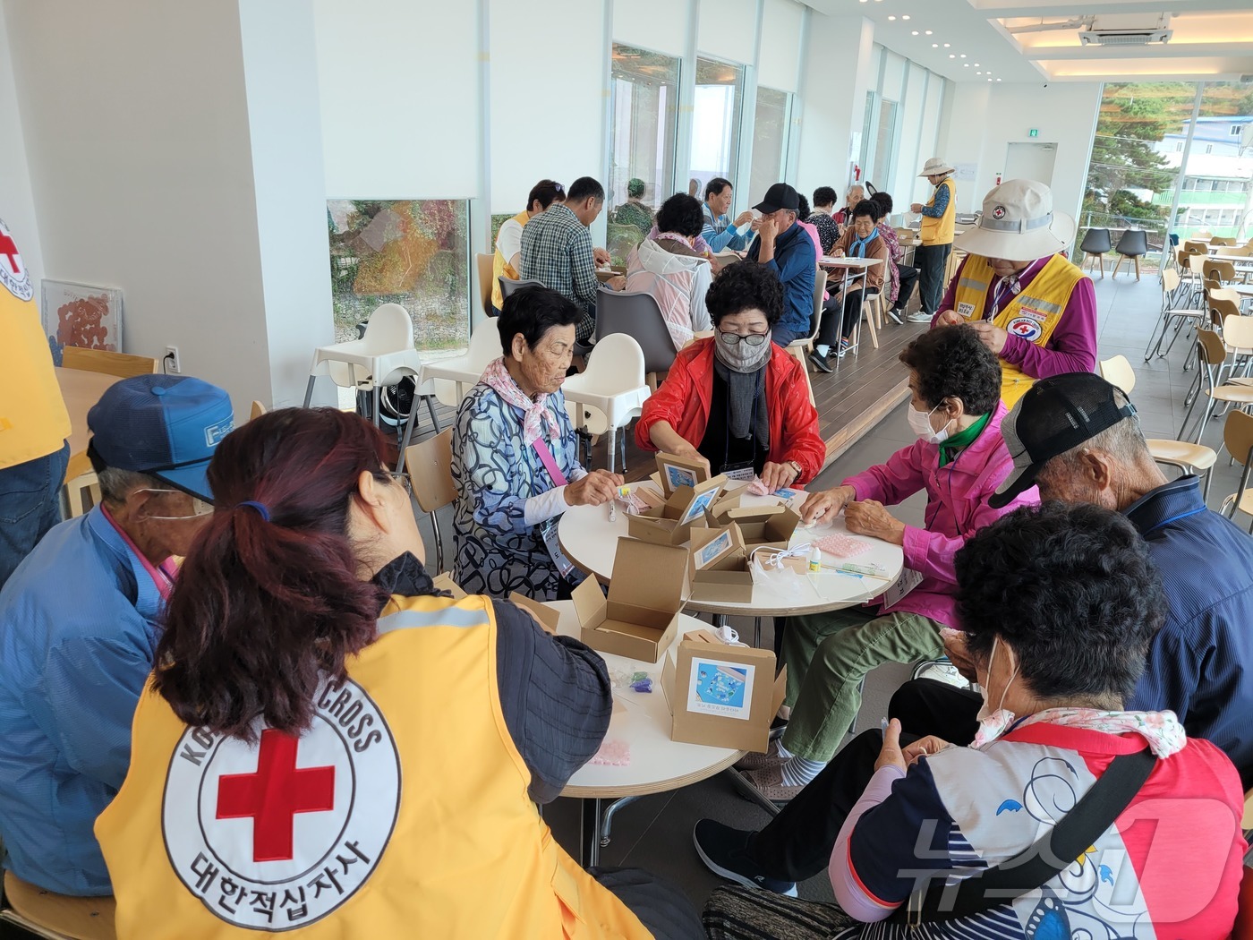 대한적십자사 경북지사가 최근 경북 영덕에서 산불 이재민 35명과 구호 활동에 참여한 봉사원 10명을 대상으로 마음구호 프로그램 ‘바닷빛 힐링해(海)가 떴다’를 운영했다.(경북적십자사 제공. 재판매 및 DB금지) ⓒ News1 김대벽기자