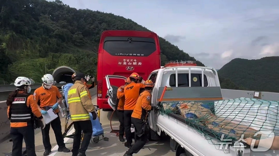 30일 오전 10시 40분쯤 충북 보은군 회인면 서산영덕고속도로 회인IC 인근에서 1톤 화물차가 앞서가던 고속버스를 들이받아 소방당국이 구조하고 있다.(보은소방서 제공. 재판매 및 DB금지)/뉴스1
