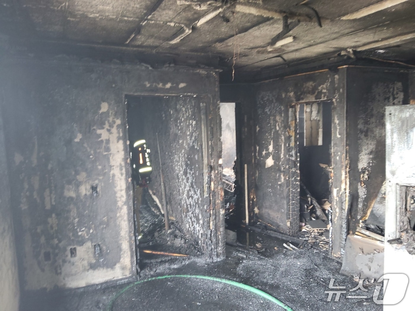 30일 오전 11시 1분께 울산 중구의 한 다세대주택에서 화재가 발생해 50대 여성 A 씨가 사망했다. (울산소방본부 제공. 재판매 및 DB금지)/뉴스1