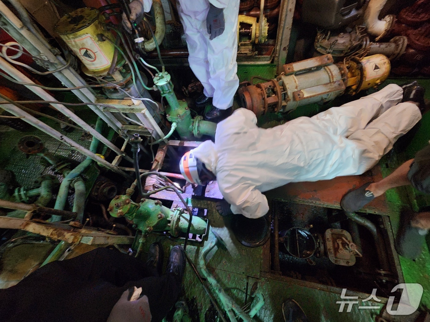 방제 요원이 기름이 유출된 선박을 확인하고 있다.(부산해경 제공. 재판매 및 DB 금지)