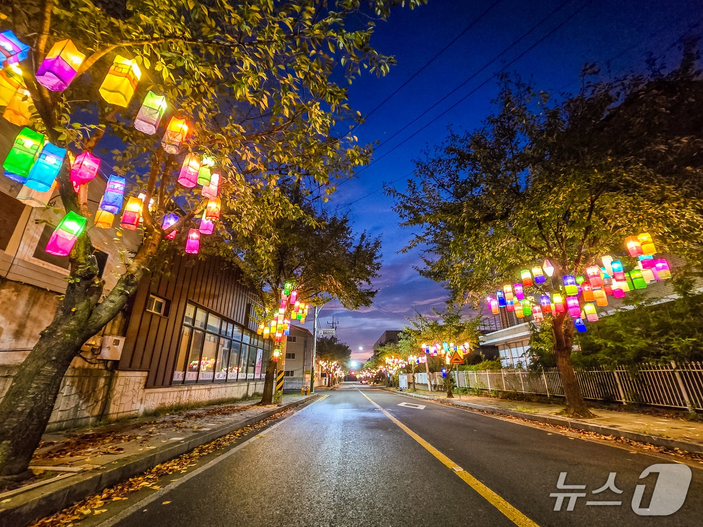 진주시 &#39;진주실크로드&#39;에 설치된 실크등.&#40;진주시 제공. 재판매 및 DB금지&#41;