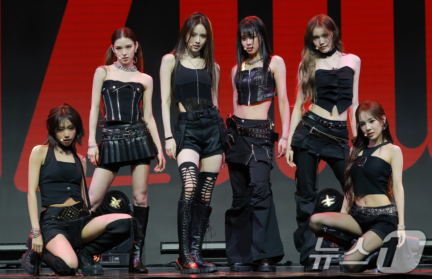 그룹 이즈나(izna)가 30일 서울 광진구 예스24 라이브홀에서 가진 두 번째 미니 앨범 'Not Just Pretty(낫 저스트 프리티)' 발매 쇼케이스에서 타이틀곡 ‘Mamma Mia(맘마미아)’를 열창하고 있다. 2025.9.30/뉴스1 ⓒ News1 권현진 기자