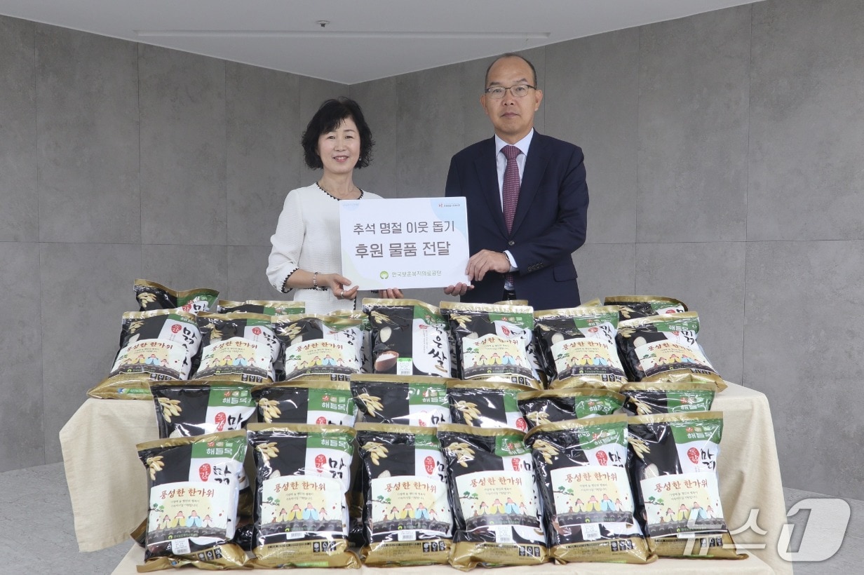 윤종진 한국보훈복지의료공단 이사장이 지난 29일 강원 원주시 명륜종합사회복지관을 찾아 친환경 원예 봉사활동을 하고, 지역 특산품을 후원했다. (한국보훈복지의료공단 제공. 재판매 및 DB금지) 2025.9.30/뉴스1