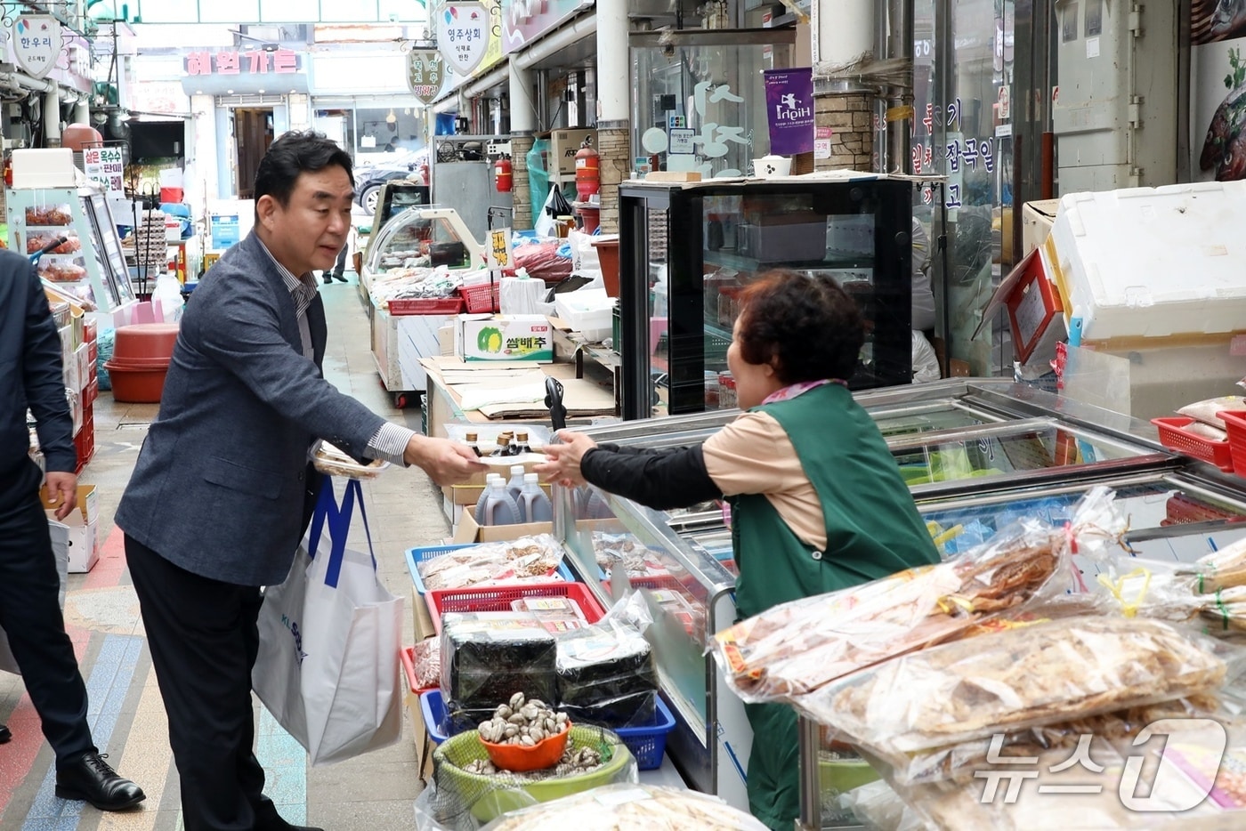 강원랜드가 올해 추석 명절을 맞아 지난 29일부터 오는 10월 12일까지 강원 폐광지역인 정선군·태백시·영월군·삼척시 등 폐광지역 4개 시·군 전통시장에서 &#39;전통시장 가는 날&#39; 행사를 순차적으로 진행하는 가운데, 최철규 강원랜드 대표이사 직무대행이 지난 29일 정선아리랑시장에서 행사 일정을 소화하고 있는 모습. &#40;강원랜드 제공. 재판매 및 DB금지&#41; 2025.9.30/뉴스1