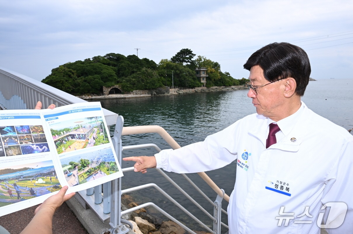 정종복 기장군수가 죽도 관광자원화 사업 현장을 점검하고 있다.(기장군 제공. 재판매 및 DB금지)