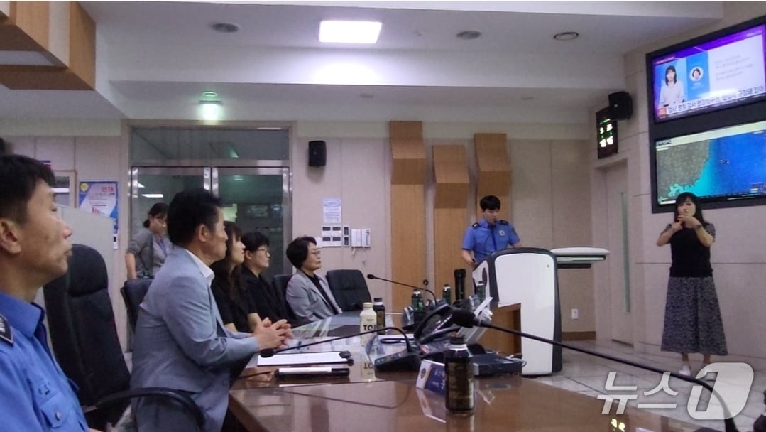 울산해양경찰서는 30일 울산시 수어통역센터지역지원본부와 협업을 통해 청각·언어장애인을 위한 수어통역사를 배치하고 시연을 보이고 있다.&#40;울산해경 제공. 재판매 및 DB금지&#41;/뉴스1