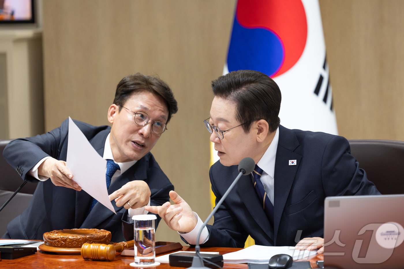 이재명 대통령과 김민석 국무총리가 대화하고 있는 모습. (대통령실 제공. 재판매 및 DB 금지) 2025.9.30/뉴스1 ⓒ News1 이재명 기자