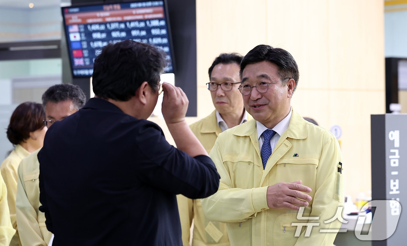 윤호중 행정안전부 장관이 30일 서울 중구 서울중앙우체국을 방문해 국가정보자원관리원 화재 관련 전산장애 대응 행정민원서비스 현장점검을 하던 도중 대기중인 민원인의 고충을 듣고 있다. 2025.9.30/뉴스1 ⓒ News1 김성진 기자