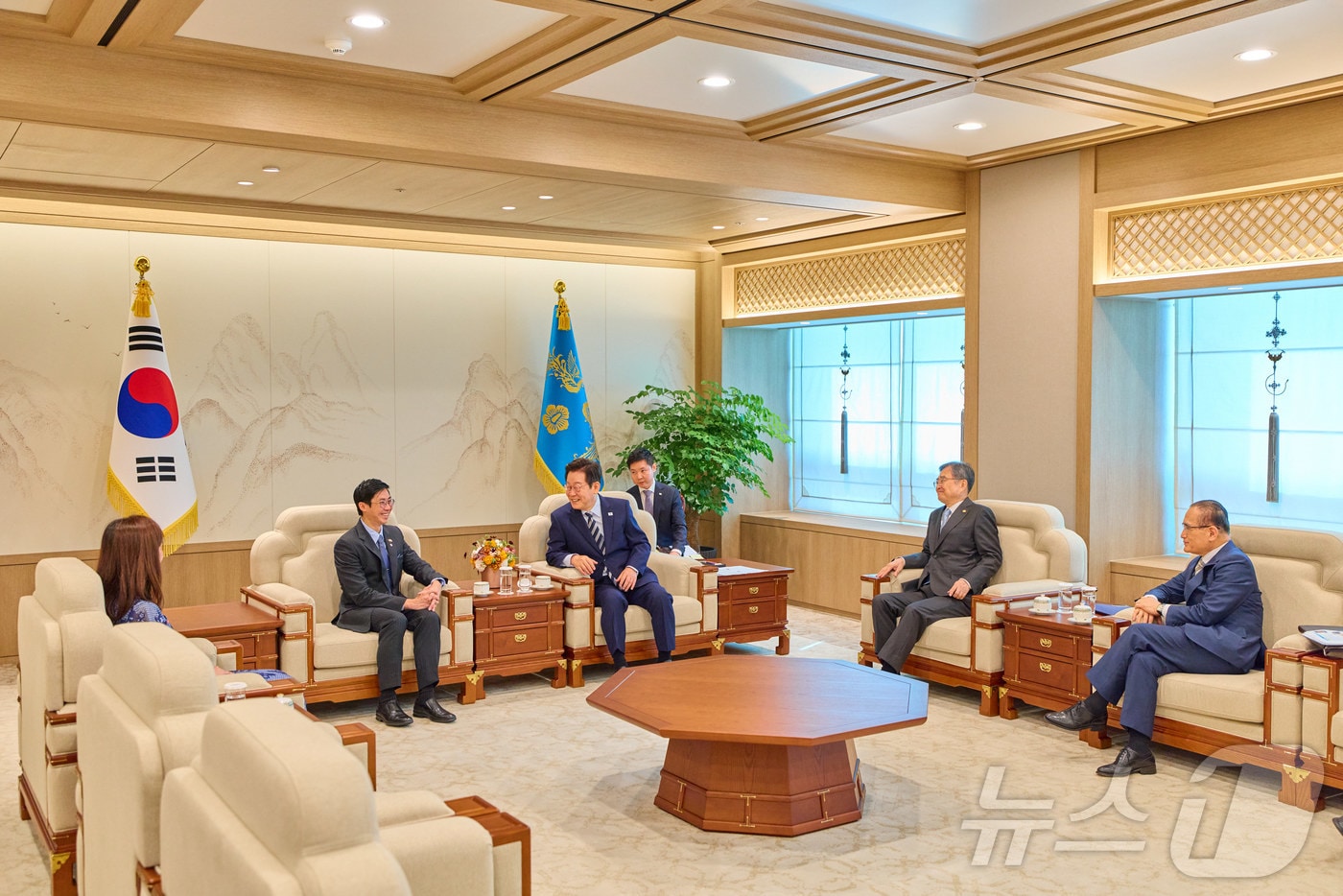 이재명 대통령이 지난 29일 서울 용산 대통령실 청사에서 열린 주한대사 신임장 제정식을 마친 후 환담을 하고 있다. (이재명 대통령 SNS. 재판매 및 DB 금지) 2025.9.30/뉴스1 ⓒ News1 이재명 기자