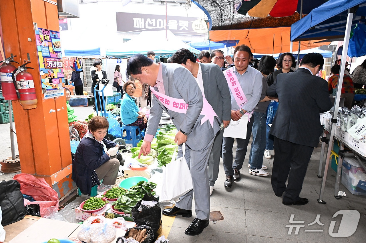 심재국 강원 평창군수가 30일 평창전통시장에서 강원도청 및 평창군청 직원 등 100여 명과 함께 전통시장 장보기 행사에 나섰다. &#40;평창군 제공. 재판매 및 DB금지&#41; 2025.9.30/뉴스1