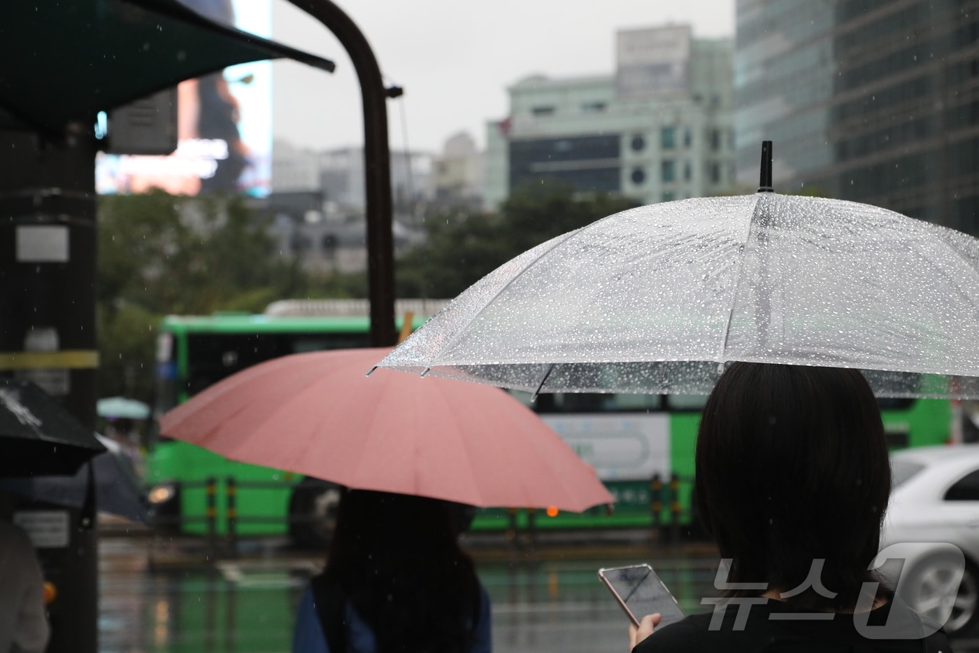 비가 내리고 있는 4일 오전 서울 세종대로사거리 횡단보도에서 우산을 쓴 시민들이 신호를 기다리고 있다. 2025.9.4/뉴스1 ⓒ News1 권준언 기자