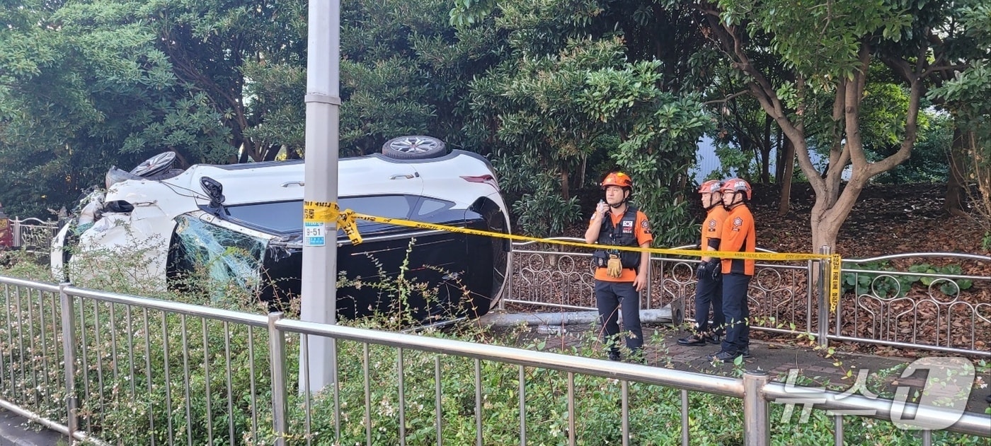 4일 오전 제주시 노형동에서 차량 전도사고가 발생했다.(제주도소방안전본부 제공. 재판매 및 DB 금지)