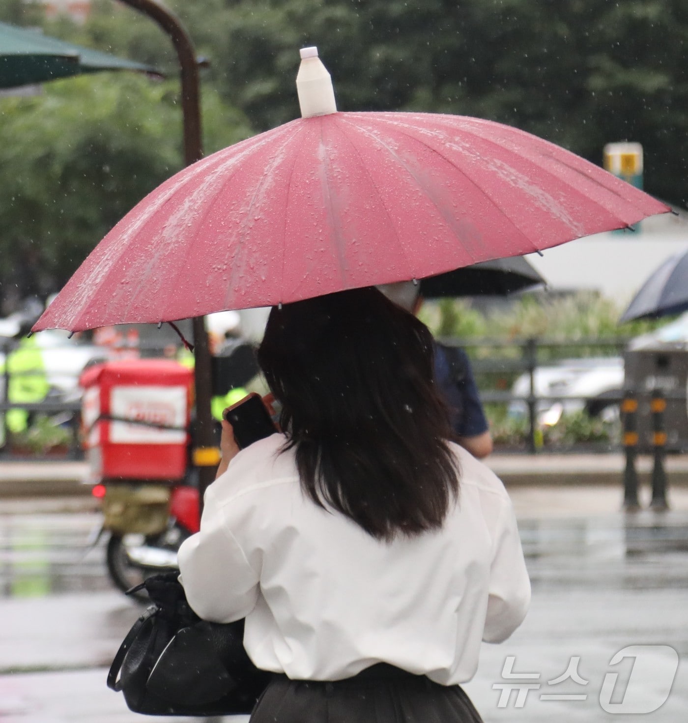 우산을 쓴 시민이 발걸음을 옮기고 있다.(사진은 기사 내용과 무관함) / 뉴스1 ⓒ News1