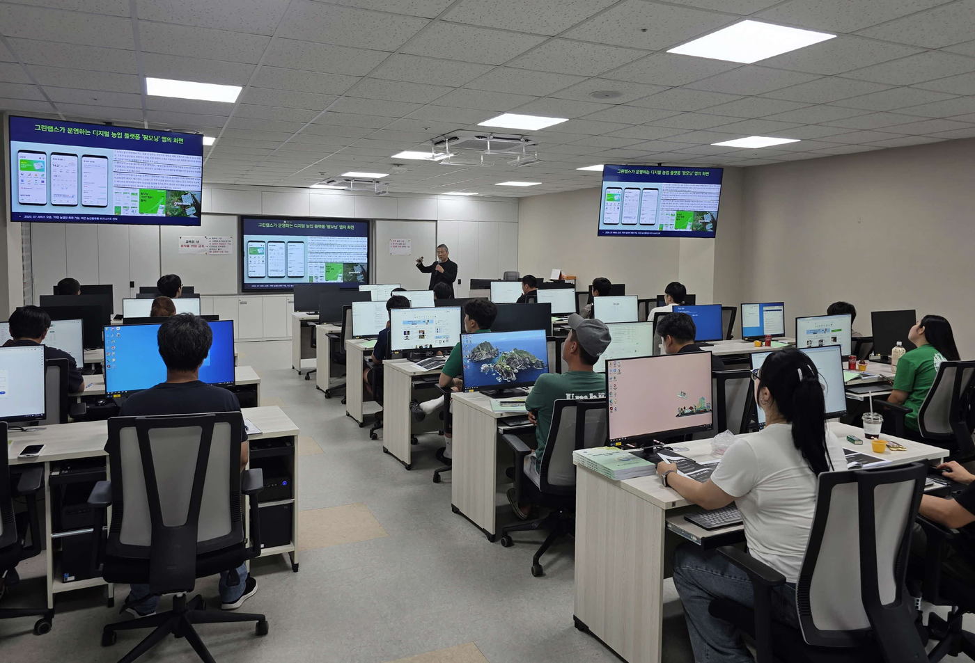 'AI 특화 농업 교육' 진행 모습.(서천군 제공. 재판매 및 DB금지)/뉴스1