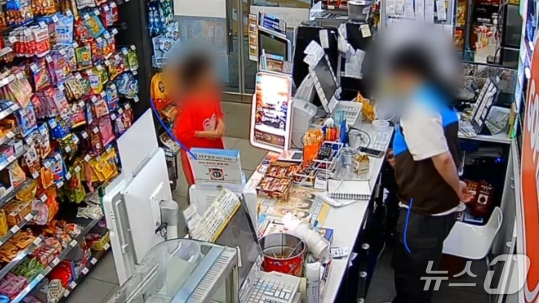 길을 잃어 편의점에서 도움을 요청하는 아이(대전경찰청 제공) /뉴스1