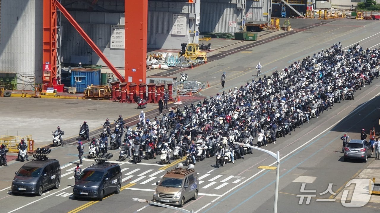 지난 3일 HD현대중공업 울산조선소에서 노조 조합원들이 부분 파업을 하고 있다. (금속노조 현대중공업 지부 제공. 재판매 및 DB 금지) /뉴스1