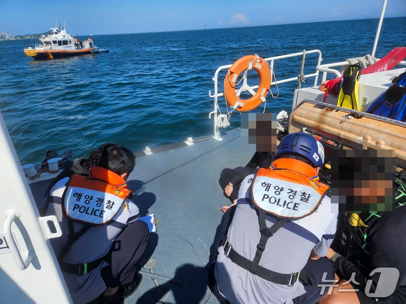 부산해경이 광안리 금지구역에서 수상오토바이를 운항한 이들을 적발하고 있다.(부산해경 제공. 재판매 및 DB금지)