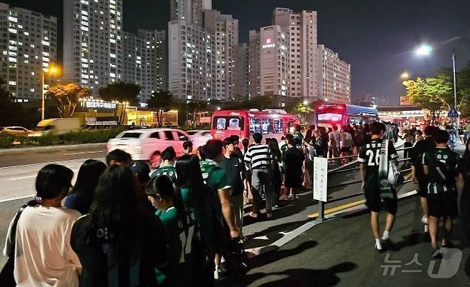 전북현대모터스FC 주말 홈경기 관람객을 위해 운영된 ‘1994’번 버스를 이용하는 축구팬들.(전주시 제공)/뉴스1