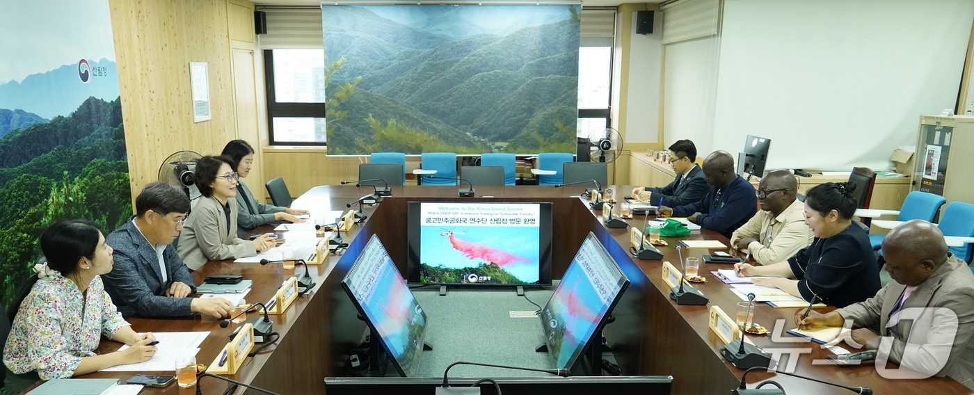 이미라 산림청 차장이 토이람베 바보님인가 벤자민 콩고민주공화국 환경지속가능개발부 차관과 산림협력 방안을 논의하고 있다. (산림청 제공.재판매 및 DB금지)/뉴스1 