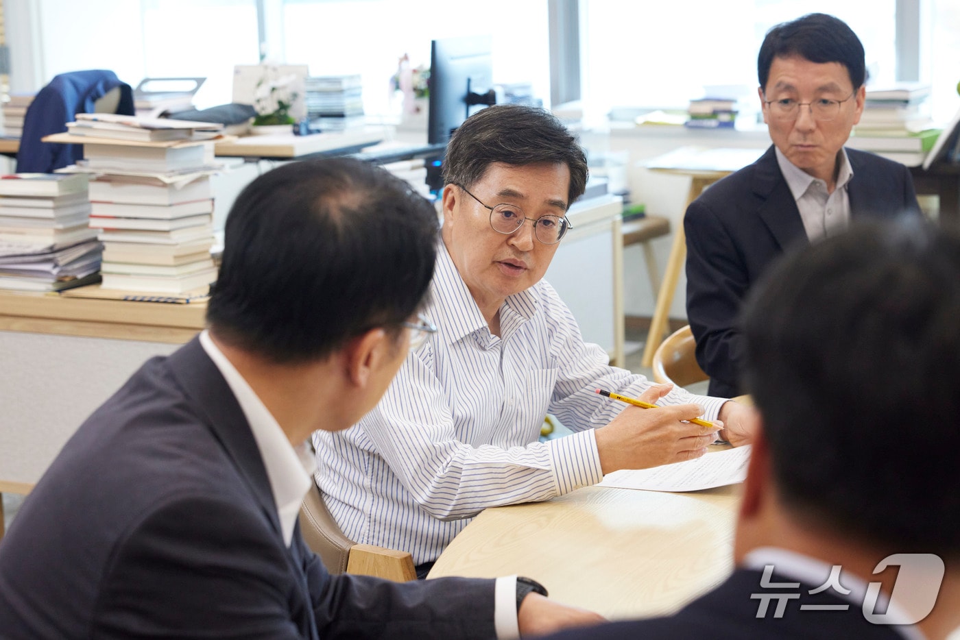 3일 오후 경기도청 집무실에서 김동연 경기도지사 '근로감독권 실행 전략 점검회의'를 주재하고 있다.(경기도 제공. 재판매 및 DB금지)